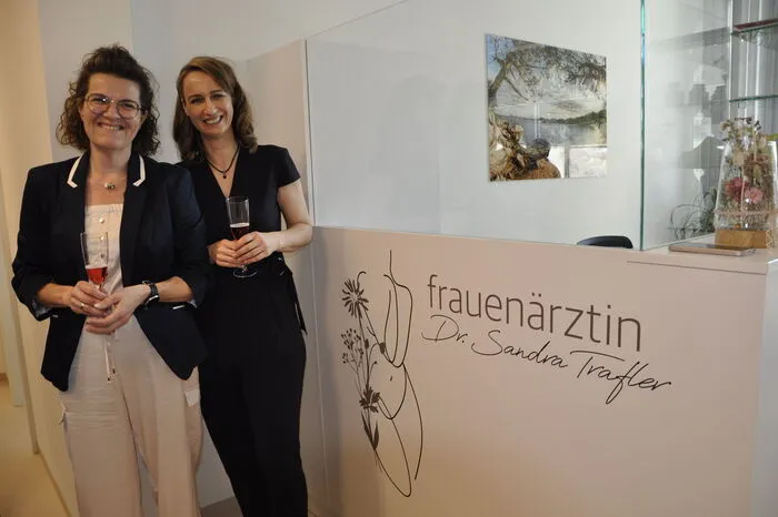 Sandra Trafler freut sich, dass ihr Traum von der eigenen Praxis in Erfüllung geht. Zuvor war sie am LKH Judenburg an der gynäkologischen Abteilung Frauenärztin „Es ist ein anderes Arbeiten und wir sind am Ankommen,“ freut sich Trafler. Mit „Wir“ meint sie das Team, welches mit ihr eingezogen ist: Birgit Staubmann als Ordinationsassistentin...