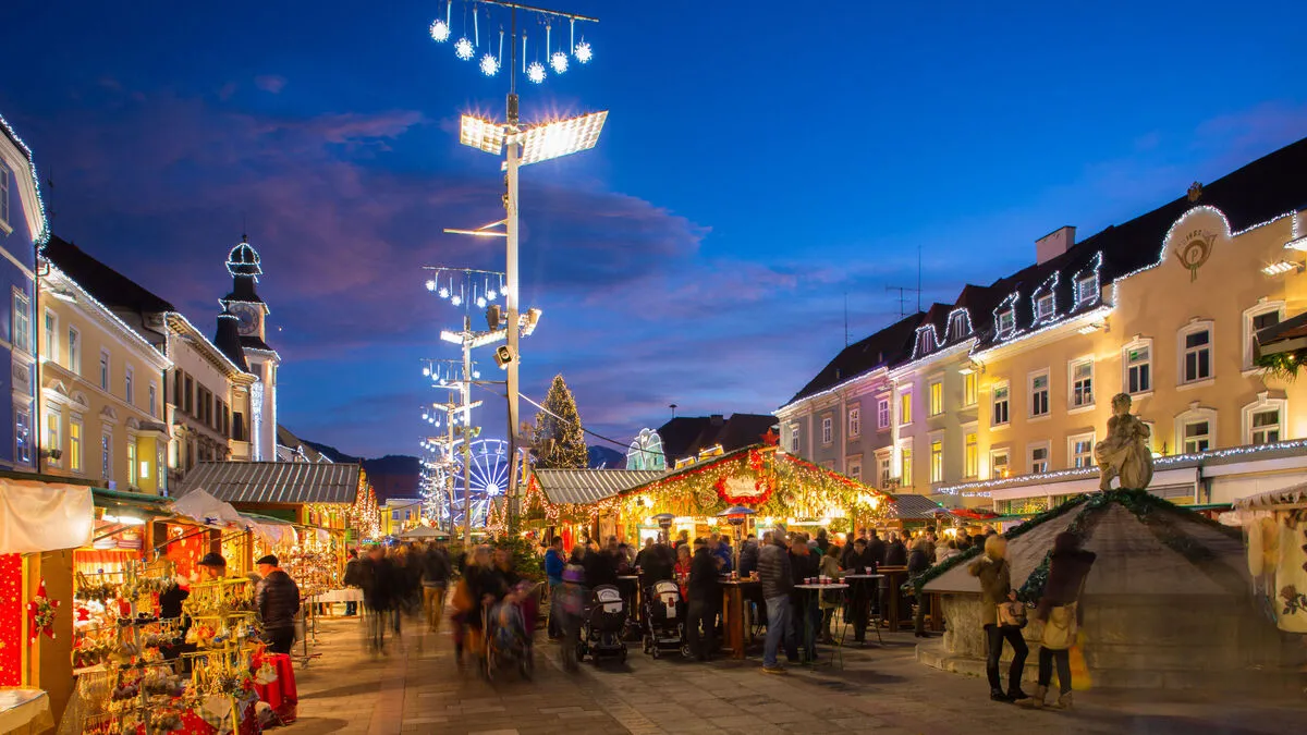 Das Adventdorf mit Lichtershow, Musik und Krippe im historischen Ambiente ist einfach attraktiv 