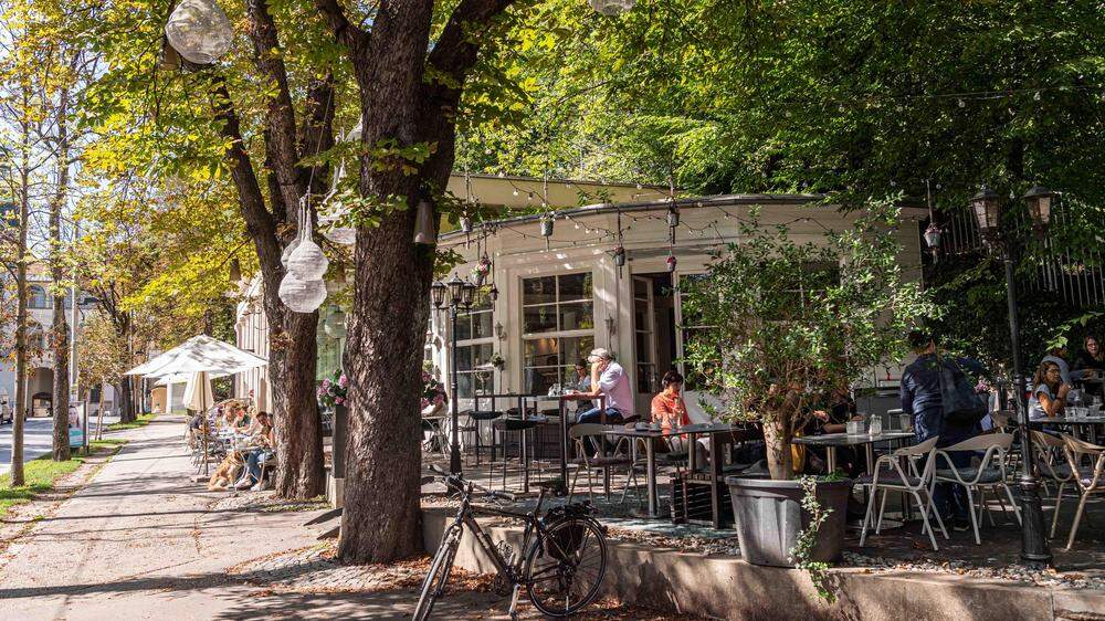 Das Cafe Promenade in der Erzherzog-Johann-Allee vermisst seine Giraffe