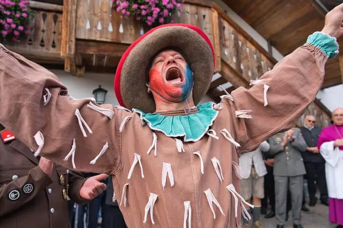 Und auch ein bekanntes Gesicht war wieder unterwegs: der Maxlauner. Er gehört zum traditionellen Festzug und machte als Wegauskehrer den Weg frei.