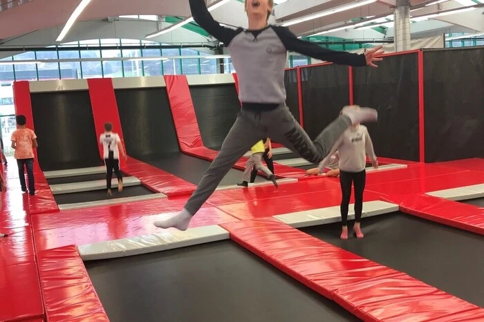 Im Badstubenweg kann in den Ferien in der Jumpzone X täglich von 9 bis 20 Uhr auf eigenen Trampolins gesprungen werden. Aufgrund der aktuellen Corona-Regeln sind in der 1500 Quadratmeter großen Halle 50 Personen ab drei Jahren auf den Trampolinen zugelassen. 2G für Erwachsene, Ninja-Pass für Kinder bis 15 Jahren, keine Masken. Tipp: Bitte vorher online reservieren auf www.jumpzonex.com.