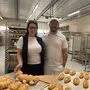 Sabrina und Stephan Uller in der Backstube, in die nun auch die Kundinnen und Kunden einen Blick werfen können