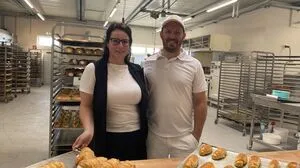 Sabrina und Stephan Uller in der Backstube, in die nun auch die Kundinnen und Kunden einen Blick werfen können
