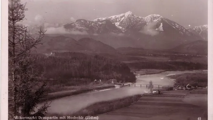 Blick von Völkermarkt auf die Drau und den Hochobir vor dem Bau des Kraftwerks Edling und dem Entstehen des Völkermarkter Stausees