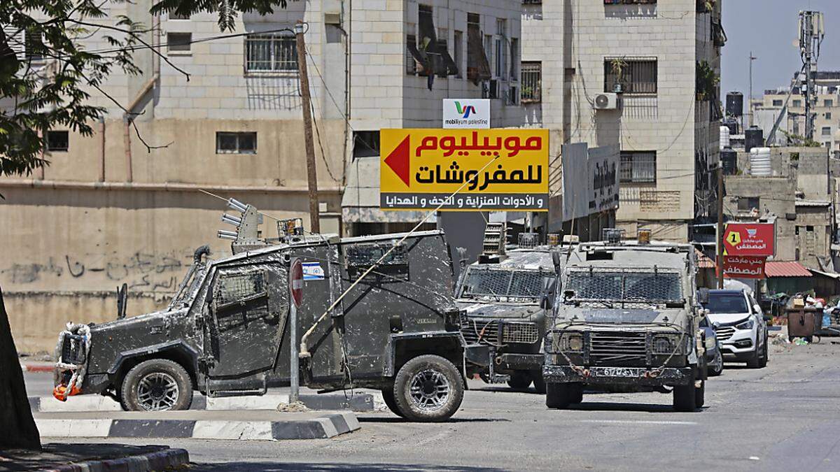 Fahrzeuge der israelischen Armee bei einer Razzia im Westjordanland.