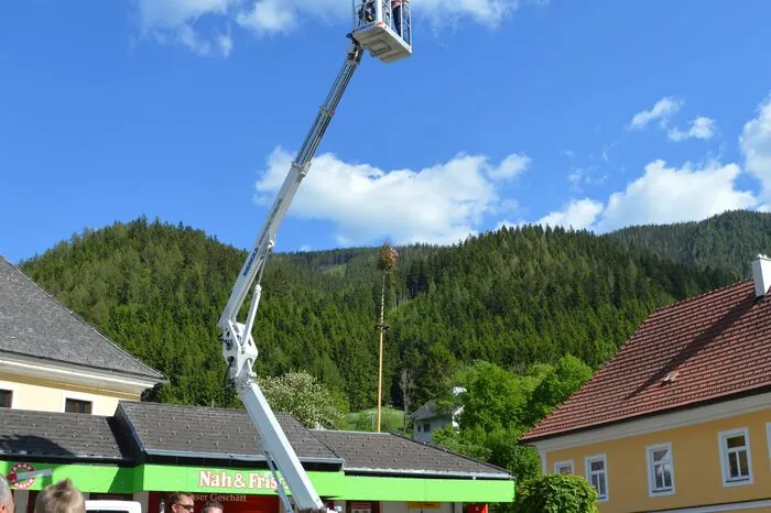 Das Team der Grazer Videoproduktionsfirma "dkmotion" schwebt hoch in der Luft um die Atmosphäre optimal einfangen zu können.
