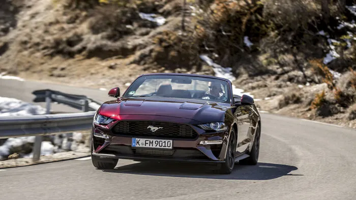 Dank des flacheren Profils der Motorhaube mit integrierten Lufteinlässen, einem modifizierten unteren Kühlergrill sieht der überarbeitete Ford Mustang wesentlich schärfer aus. Das gilt auch für die Heckpartie mit neu modelliertem Stoßfänger und Diffusor. Die LED in den Hauptscheinwerfern, dem Tagfahrlicht, den Nebelscheinwerfern, den Blinkerleuchten und die traditionell dreigeteilten Rücklichter tun das Ihre, um den Auftritt zu würzen.