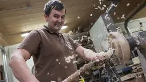 11.11.2024, Haus im Ennstal, Steiermark, Österreich (Austria): Lukas Lettmayer betreibt in Weißenbach bei Haus im Ennstal eine Drechslerei nach dem Motto Ois wird rund. Im Bild Lukas Lettmayer beim Drechseln einer Holzschale. 
Fotocredit: Martin Huber