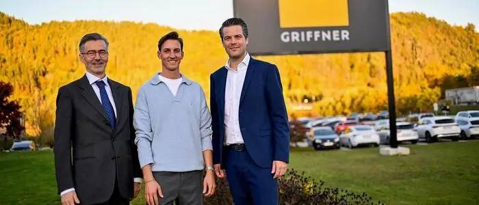 Gregor Schlierenzauer, flankiert von den Griffner-Chefs Georg Niedersüß und Thomas Scheriau