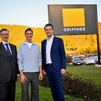 Gregor Schlierenzauer, flankiert von den Griffner-Chefs Georg Niedersüß und Thomas Scheriau