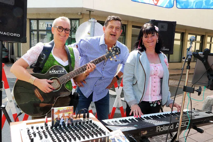 Beim Gasthaus Veratschnig gab es auch Live Musik mit dem "Powerbuam" Josef Ogris, noch am Foto von Links: Michaela Veratscnnig und Lydia Stampfer.