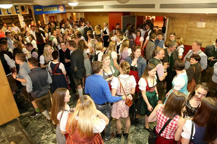 Unter dem Motto „Ab(p)flug, wir zieh`n die letzte Furche“ hatten die Schüler unter „Schulball 2018“-Cheforganisator Robert Kohlenbrein für eine rauschende Ballnacht gesorgt.