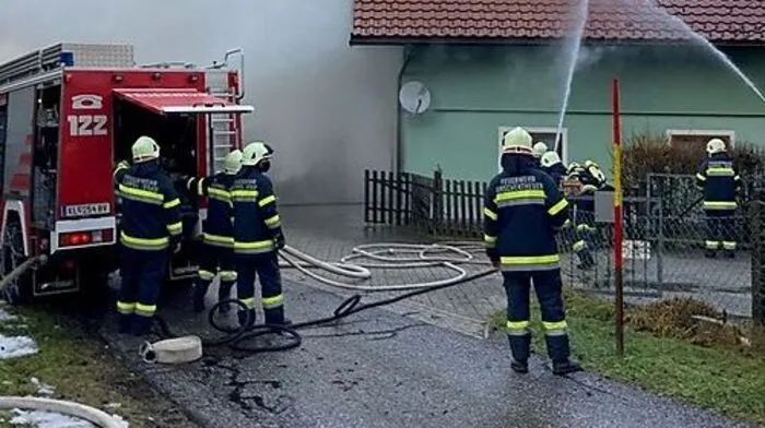 Die Feuerwehrleute arbeitete mit schwerem Atemschutz