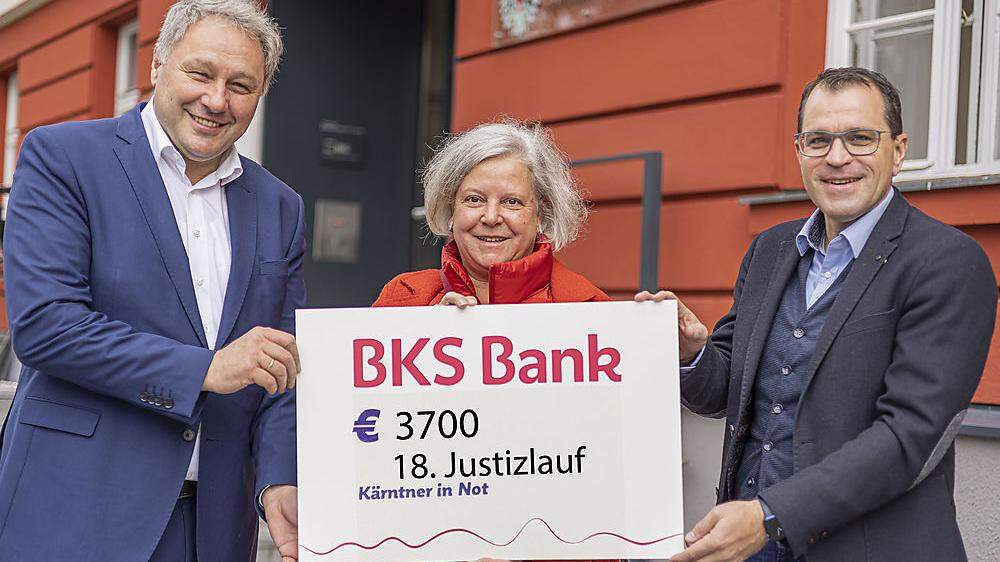 Die Richter und Justizlauf-Organisatoren Manfred Herrnhofer (links) und Gernot Kanduth (rechts) übergeben 3700 Euro an Susanne Koschier