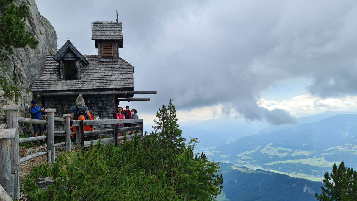 Ist der Himmel wolkenverhangen, ist das Friedenskircherl am Stoderzinken bei Ausflüglern am beliebtesten