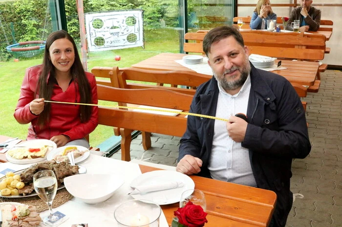 Fest schmausen sah man am Freitagnachmittag unter anderen den Althofner Tischlermeister Wilfried Ernst (rechts vorne), den Friesacher Polizeikommandanten Günther Ratschnig, Musiker Flo Drobesch, Gemeindeangestellte Sigrid Hilweg, Diplompädagogin Sonja Telsnig-Leitner sowie die „Höhwirt“-Stammgäste Max Drobesch, Robert Ratschnig und Heinz Grasslober. 