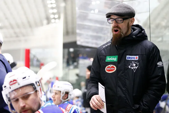 Kärnten war für den gebürtigen Vorarlberger Markus Peintner eigentlich nur als Zwischenstation seiner Eishockey-Karriere gedacht. Von den Vienna Capitals wechselte der Stürmer vor 13 Jahren zum VSV. „Es war nicht mein Plan, so lange zu bleiben. Aber nach zwei Monaten habe ich gewusst, dass ich hier länger bleiben werde“, erzählt der 37-Jährige, der in der Saison 2014/15 ins Trainergeschäft wechselte: „Auch als ich zwei Jahre in Graz spielte, war mein Lebensmittelpunkt Villach.“ Besonders angetan ist Peintner von der Gastfreundschaft der Kärntner. „Die Leute sind so offen, da hat man schnell Anschluss und findet neue Freundschaften“, meint der oftmalige Nationalspieler, der mit Freundin Iris, die aus Irschen stammt, in Villach wohnt. Dem VSV ist er dankbar, dass der Klub ihm die Chance gab, als Assistenzcoach und zurzeit als Cheftrainer zu Arbeiten. „Ich hatte schon einen Vertrag in der zweiten Liga, da erhielt ich einen Anruf vom VSV, ob ich als Co einsteigen will. Da musste ich mich innerhalb von wenigen Stunden entscheiden“, sagt Peinter, der hinsichtlich der Wahl keine Erwartungen hat.