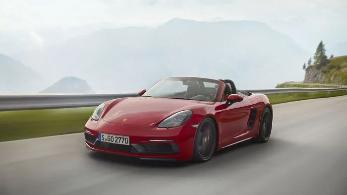 Das Kürzel GTS steht bei Porsche Cayman und Boxster für einen neu entwickelten Ansaugtrakt und ein optimierter Turbolader für den 2,5-Liter-Vierzylinder-Boxermotor steigern die Leistung auf nun 365 PS.