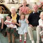 Prinz Philip und Queen Elizabeth mit ihren Urenkeln 