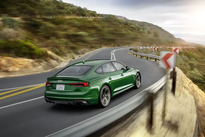 Erst 2019 dürfen auch wir uns dann über einen familientauglichen Ringkämpfer freuen, der über hecklastigen Allradantrieb und Torque Vectoring an den Hinterrädern verfügt.