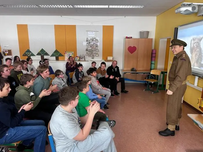 Auch in der Sonderschule Gröbming begeisterte Pilot Matthias Lemmerer das Publikum