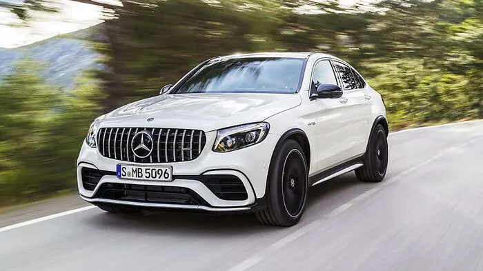 Erstmals ist im Hause Mercedes auch ein Mid-Size-SUV mit dem Achtzylinder-Biturbo aus dem Hause AMG in zwei Leistungsstufen zu haben. Der 4-Liter geht ab Herbst im GLC 63 sowie in der Coupévariante vor Anker: Mercedes-AMG GLC 63 4Matic+ nennt sich das Ganze dann.