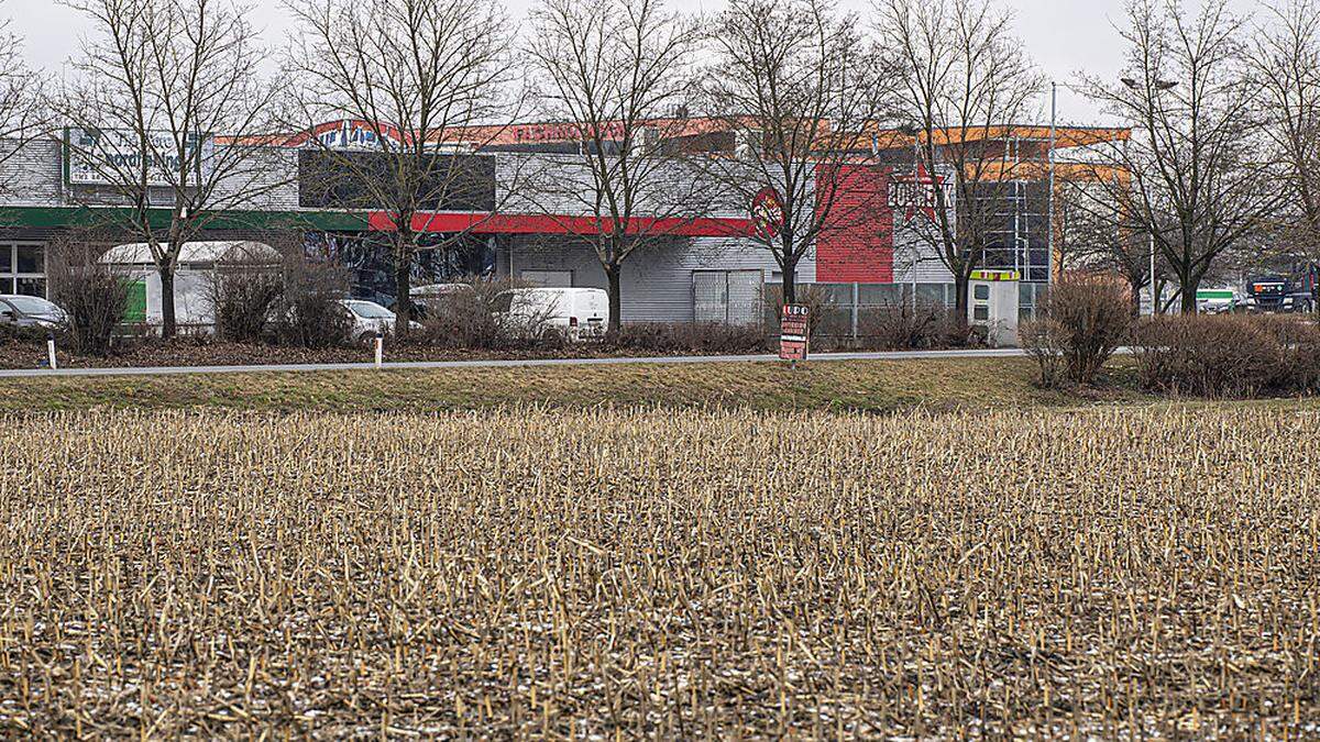 Die meisten der Opfer wurden vor der Disco abgepasst und in dieses Feld gezerrt