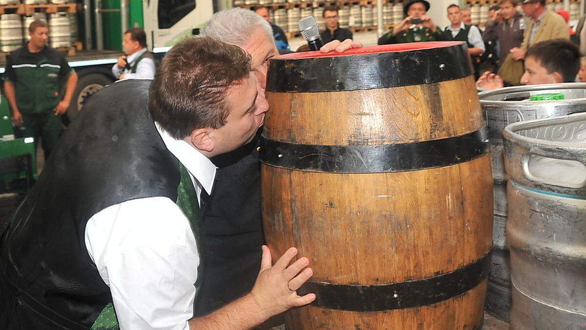 Traditionell wird das Bier mit einem Bierfassl-Kuss begrüßt