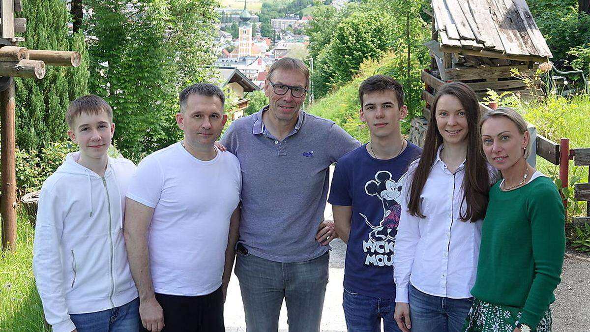 Olga und Ruslan mit Söhnen Alex und Wolodimir, dazwischen Kurt Pfleger und Anna Sprung (re.)