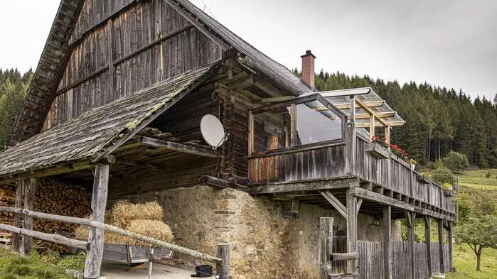 Seit 2022 wird in diesem Haus auf einer Kärntner Alm Forsthaus Rampensau von ATV gedreht. Manoel Machinek und Maria Maksimovic waren bei der ersten Staffel dabei (Archivfoto)