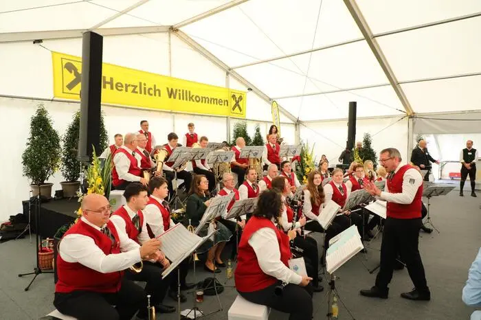 Nach einer Segnung durch Erich Fasswald und einem musikalischen Auftakt durch die Marktmusikkapelle St. Michael wurde im Festzelt die Eröffnung gebührend gefeiert.