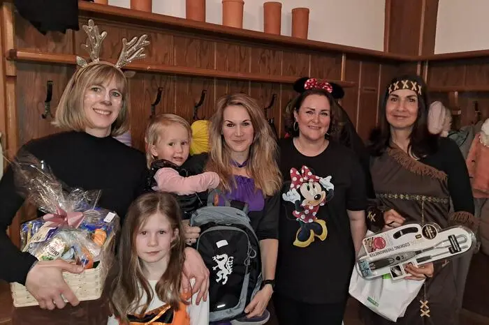 Der Kinderglückshafen fand reißenden Absatz und auch beim Schätzspiel versuchten die Besucherinnen und Besucher ihr Glück. Gegen Ende der Veranstaltung wurden tolle Preise unter allen maskierten Kindern und Erwachsenen verlost. 