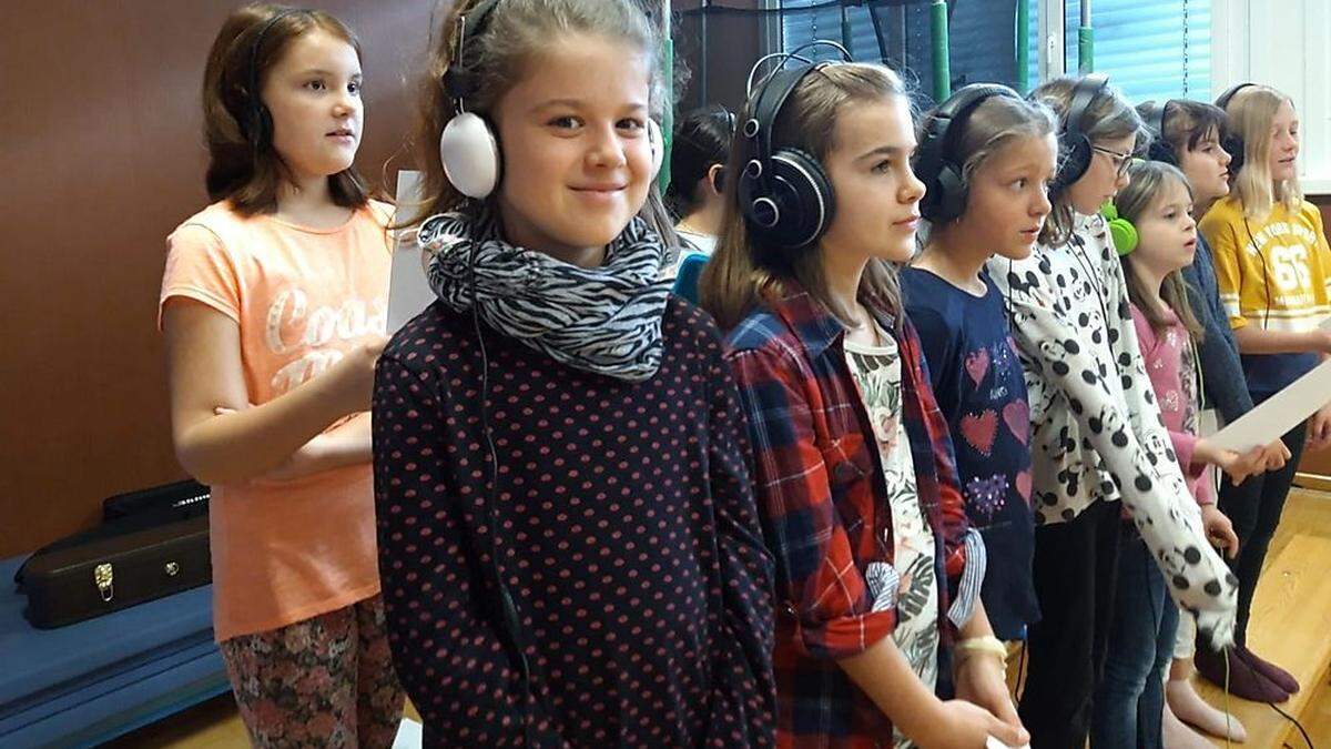 Über 50 Schüler bringen das Musical „Niko, der Retter der Märchenwelt“ auf die Bühne