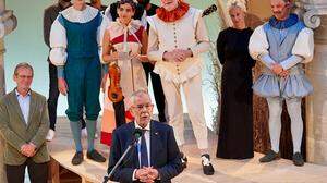 Bundespräsident Alexander van der Bellen umringt vom Spittaler Ensemble