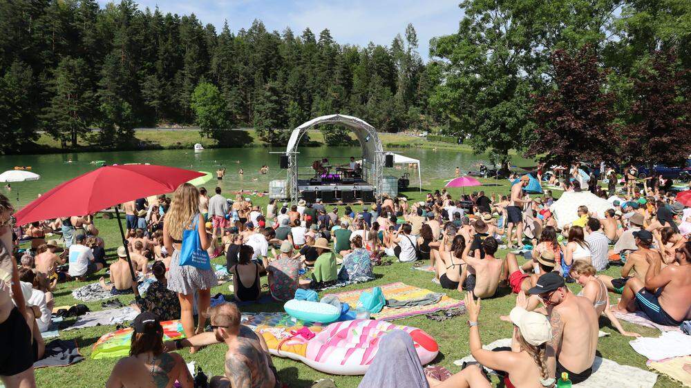 „Acoustic Lakeside“  | Zahlreiche Festivalliebhaber zog es heuer an den Sonnegger See 