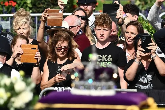 Die Prozession mit dem neuen König Charles III. verließ pünktlich um kurz vor 15.30 Uhr das Königshaus. 