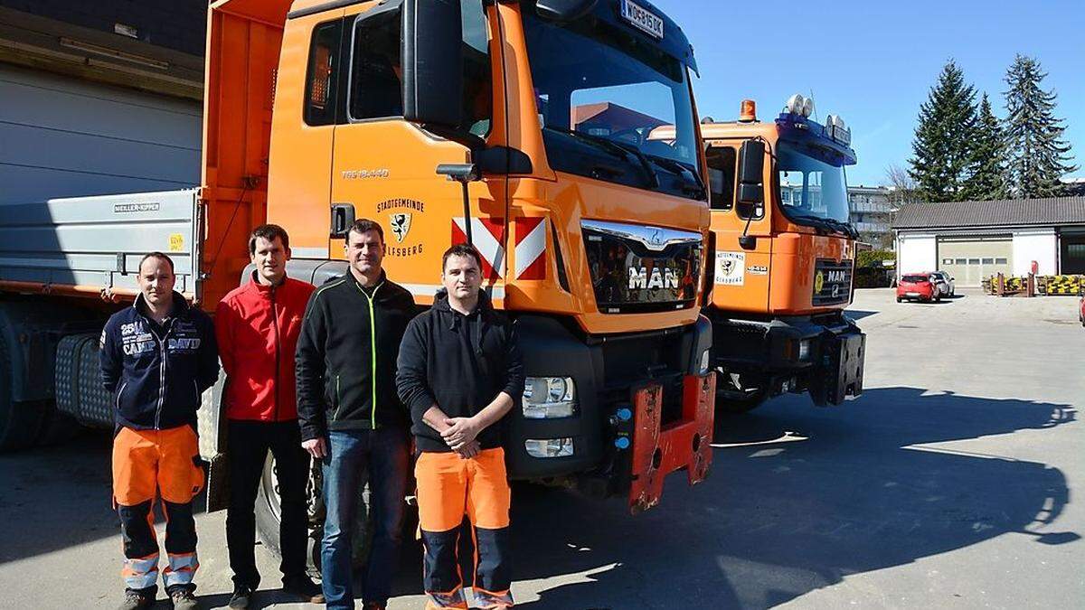 Die Bauhofmitarbeiter Manuel Hassler, Andreas Leopold, Jürgen Dobernig und Roland Kainz mit zwei LKW der Gemeindeflotte