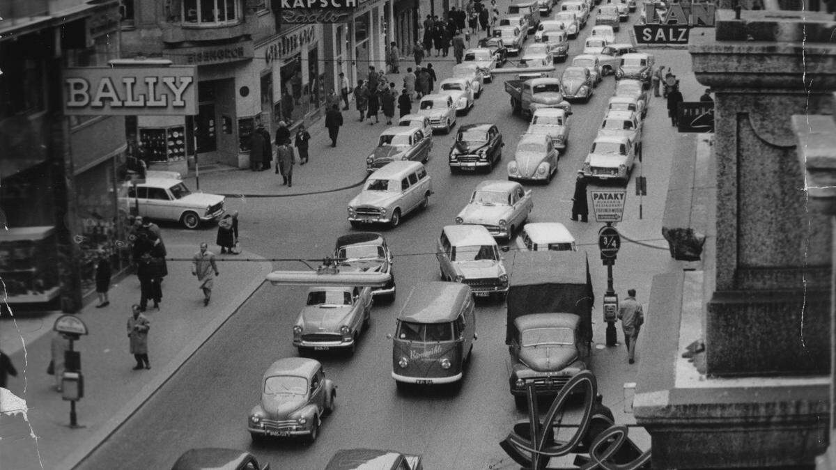 Drei Spuren für Autos in der Kärntner Straße, ehe sie zur Fußgängerzone wurde. Bei der Umstellung gab es Gegenwind: „Wo sollen die Autos denn sonst fahren?“