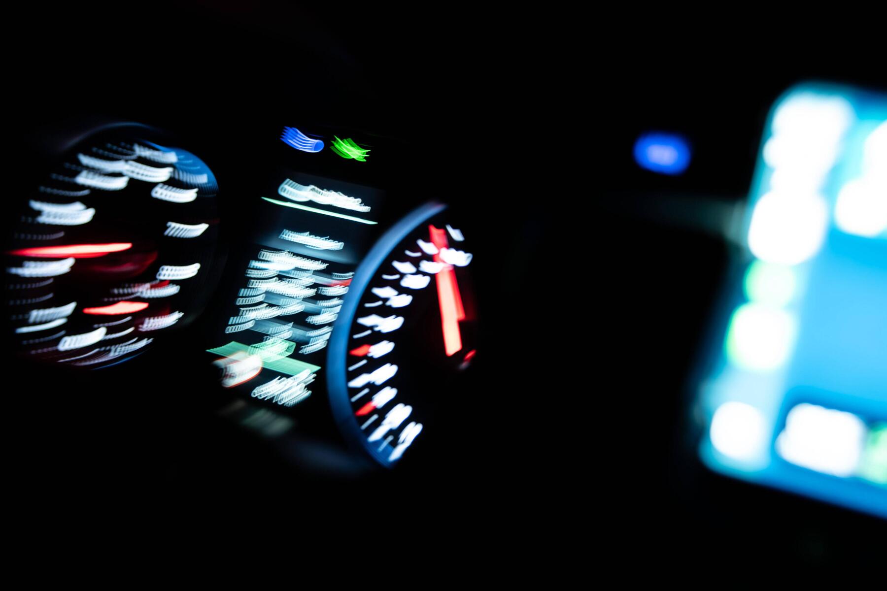 Mit 210 km/h ohne Licht auf A2-Südautobahn vor Polizei geflohen