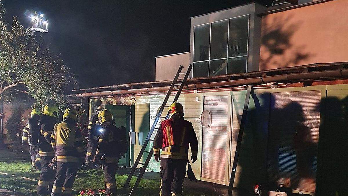 50 Mann der Feuerwehren standen im Einsatz, um den Brand zu löschen