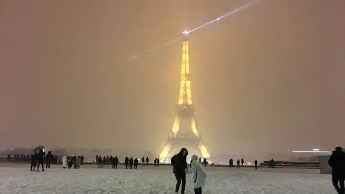 Das Wahrzeichen der Stadt, der Eiffelturm, wurde wegen des Schneechaos vorsorglich für Besucher geschlossen.