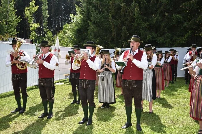 Neben dem Jugendblasorchester-Bezirkstreffen standen vor allem der Einmarsch der Bezirkskapellen und das Bezirkstreffen mit Festakt im Mittelpunkt. Neun Kapellen aus dem Bezirk sorgten für tolle Stimmung.