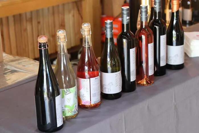 Übrigens: Fest Wein nippen sah man unter anderem die Weinkenner Ingrid und Gottfried Bachler, Romy Pastner und Monika Steinberger. 