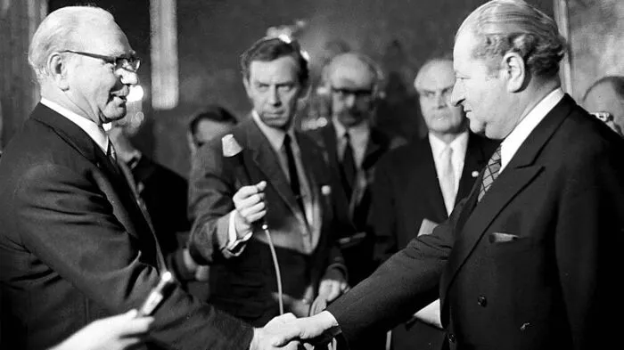 Angelobung der Minderheitsregierung Bruno Kreisky am 21. April 1970 durch Bundespräsident Franz Jonas in der Präsidentschaftskanzlei.