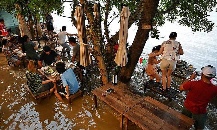 In der Regenzeit führt der Fluss Chao Phraya regelmäßig Hochwasser 