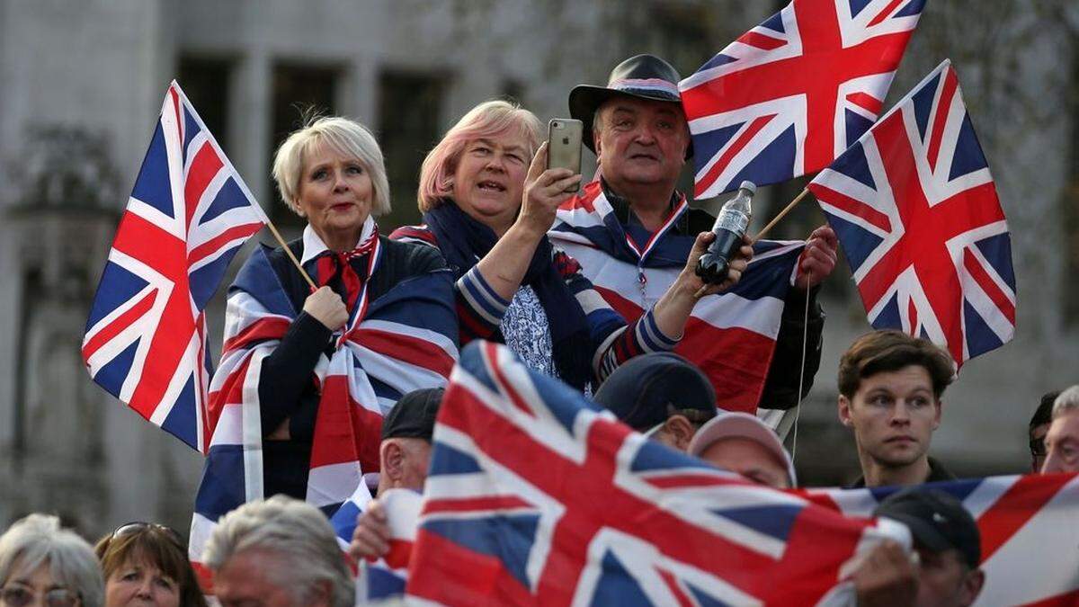 Der Druck der Anhänger eines EU-Austritts von Großbritannien auf Premierministerin May steigt