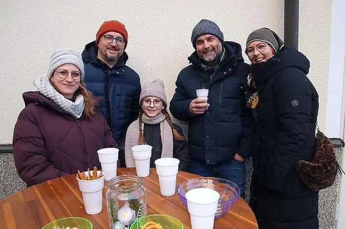 Bei einem wärmenden Tee oder Glühwein wurde geplaudert, das alte Jahr Revue passieren lassen sowie Wünsche für das neue Jahr ausgesprochen. 