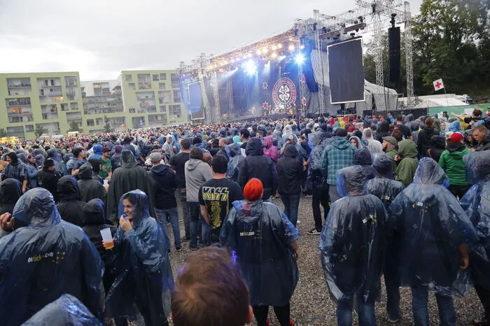 ... und ein Starkregen ging auf die 18.000 Rock- und Metal-Fans nieder ...