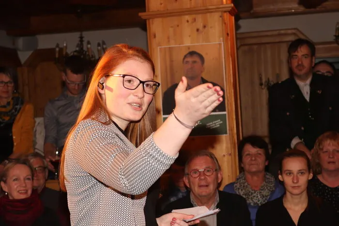 Die Geschichte zeigt wie schwierig es ist, sich politisch zu engagieren und das Vertrauen der Wähler zu gewinnen. Bei vielen Textpassagen und musikalischen Einlagen konnten die Besucher bekannte Parallelen zum „echten“ Leben feststellen und mit Schmunzeln zur Kenntnis nehmen. 
