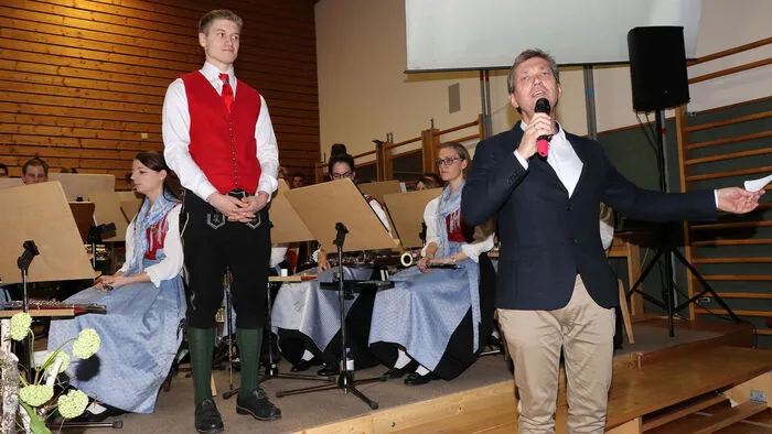 Durch das Programm führte Franz Weißmann, bei dem es folgende Lieder zu hören gab: „Fliegermarsch“ v. Hermann Dostal, „Dankeschönpolka“ v. Harald Bendedikt, „Carinthia“ v. Daniel Weinberger, „Jubilate“ v. Günter Dibiasi und „Enjoy the Music“ v. Tomas Doss.